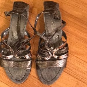 Via Neroli sandals with a small wedge.